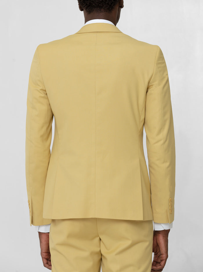 Traje de tres piezas mostaza